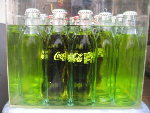 Ştiai că Coca Cola era iniţial o băutură vânduta la pahar, apoi îmbuteliata în sticle de culoare verde …